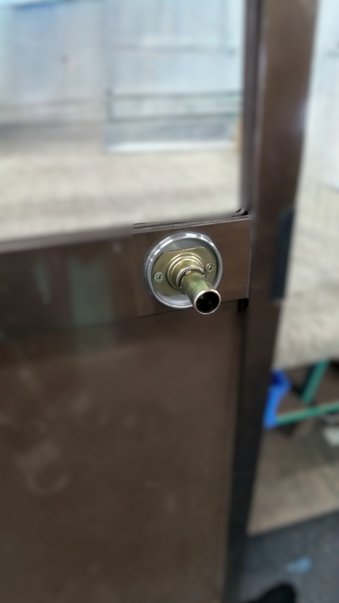 小玉硝子 千歳店の【北海道・胆振】割れたガラスを曇りガラスへ！握り玉交換で使いやすいドアにリフォームの施工前の写真2