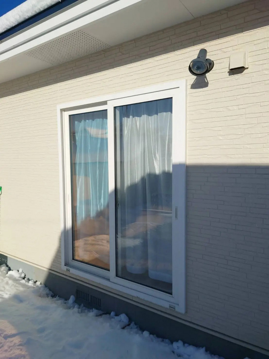 小玉硝子 千歳店の【北海道・胆振】落雪から窓を守る「雪止め仮設」！冬のガラス破損を防ぐ対策の施工前の写真1