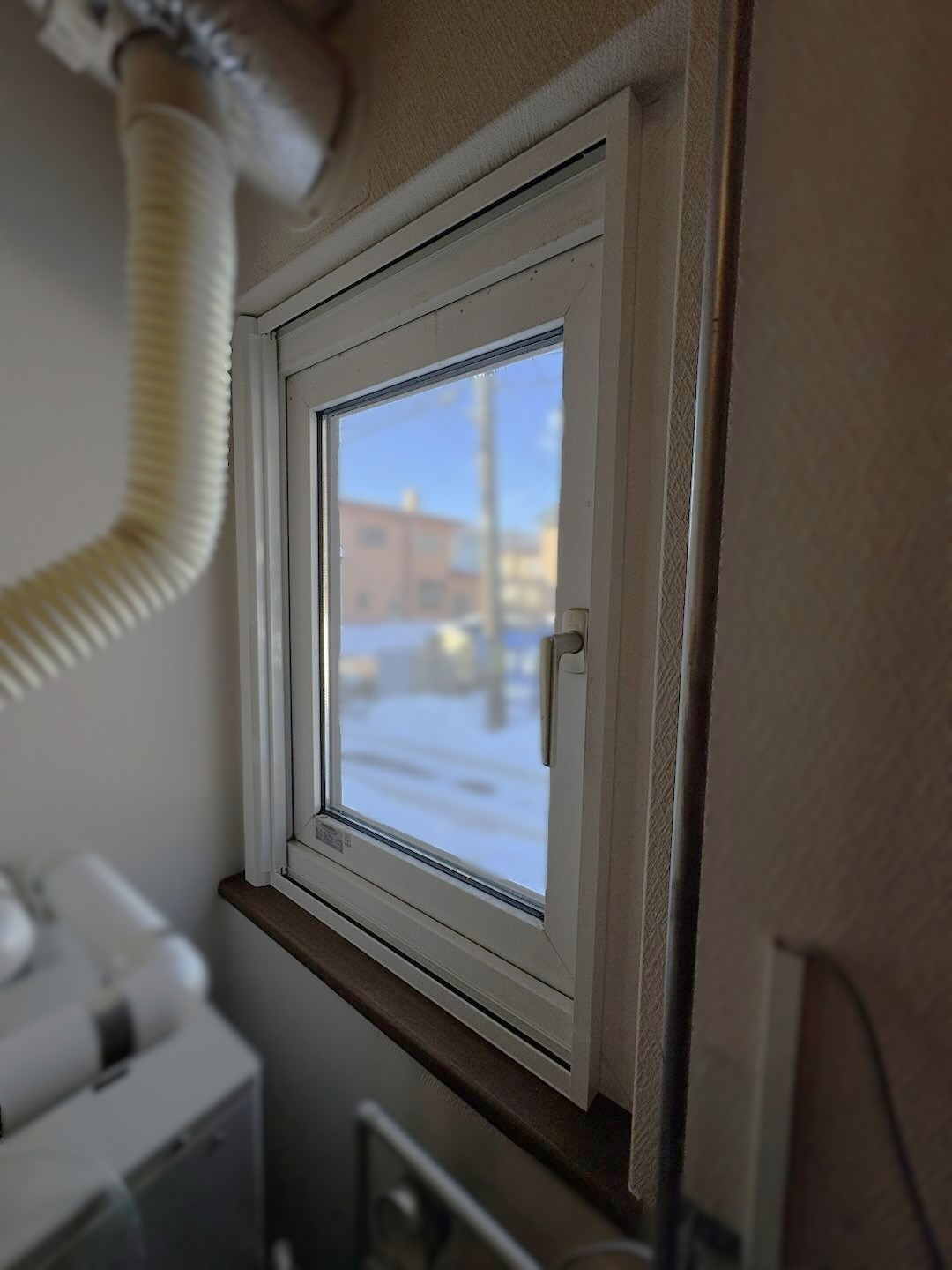 小玉硝子 千歳店の【北海道・胆振】網戸が消える！？横ロール網戸への交換で開放感あふれる快適リフォームの施工後の写真3