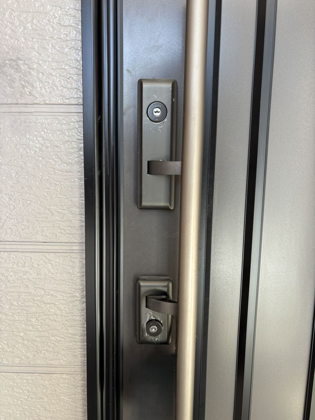 小玉硝子 千歳店の【北海道・胆振】玄関ドアの防犯対策は万全？最新の錠交換で家族の安心を守るリフォームの施工後の写真1
