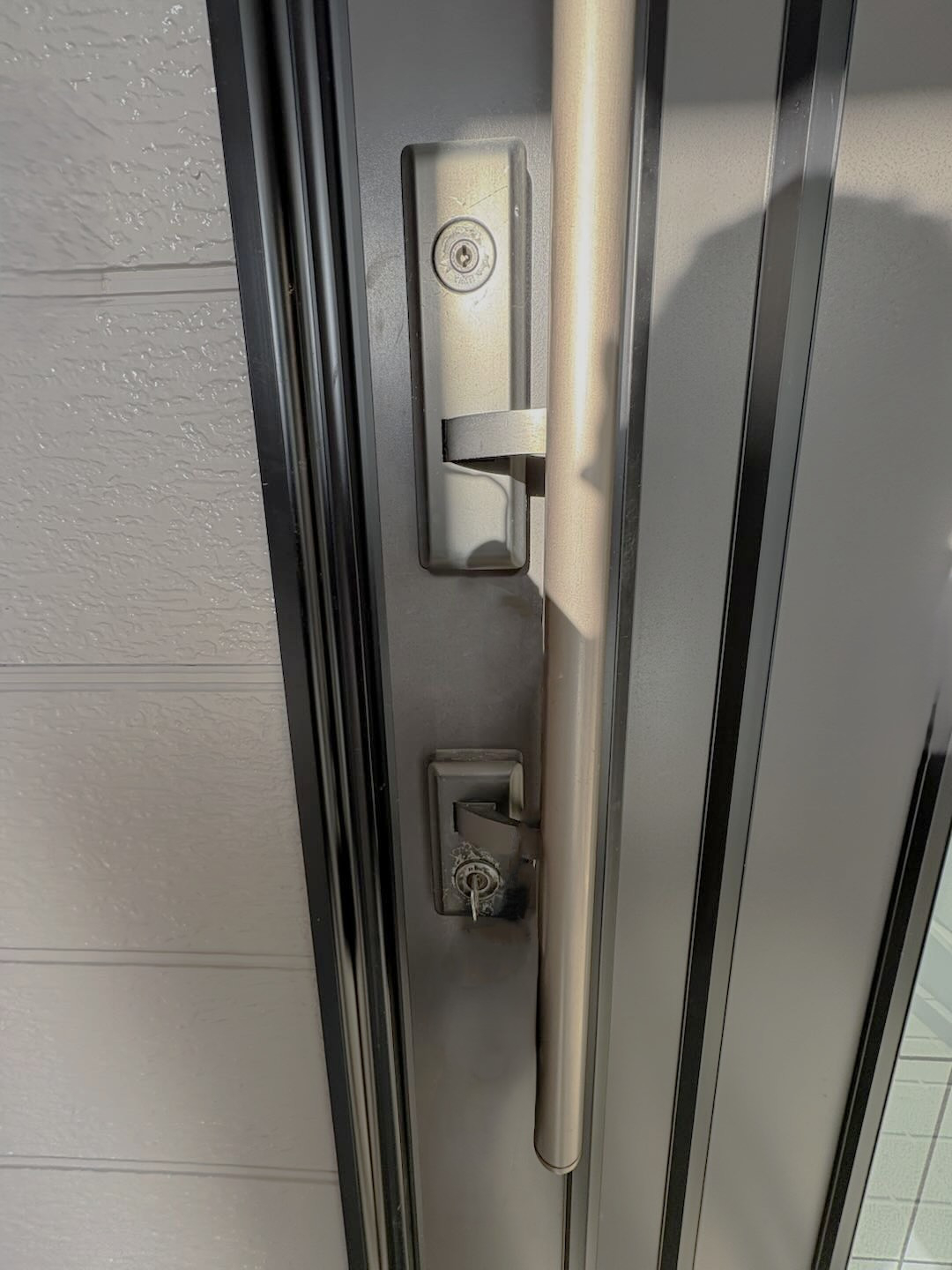 小玉硝子 千歳店の【北海道・胆振】玄関ドアの防犯対策は万全？最新の錠交換で家族の安心を守るリフォームの施工前の写真1