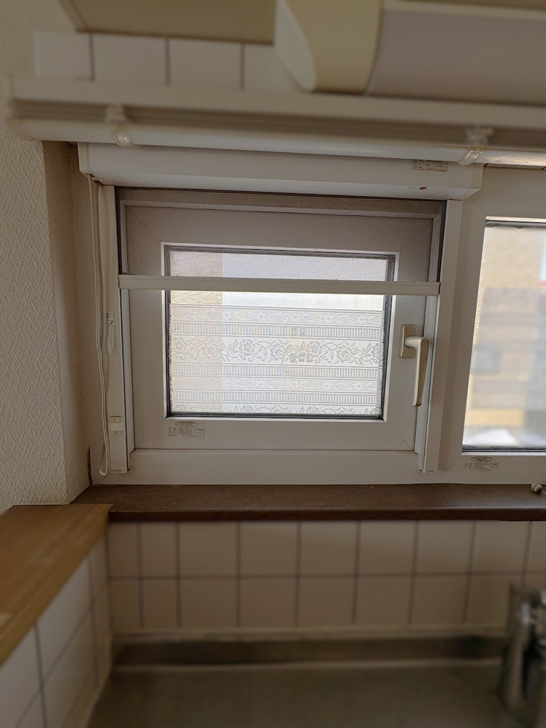 小玉硝子 千歳店の胆振の網戸交換！LIXIL横引きなら掃除も楽々の施工前の写真1