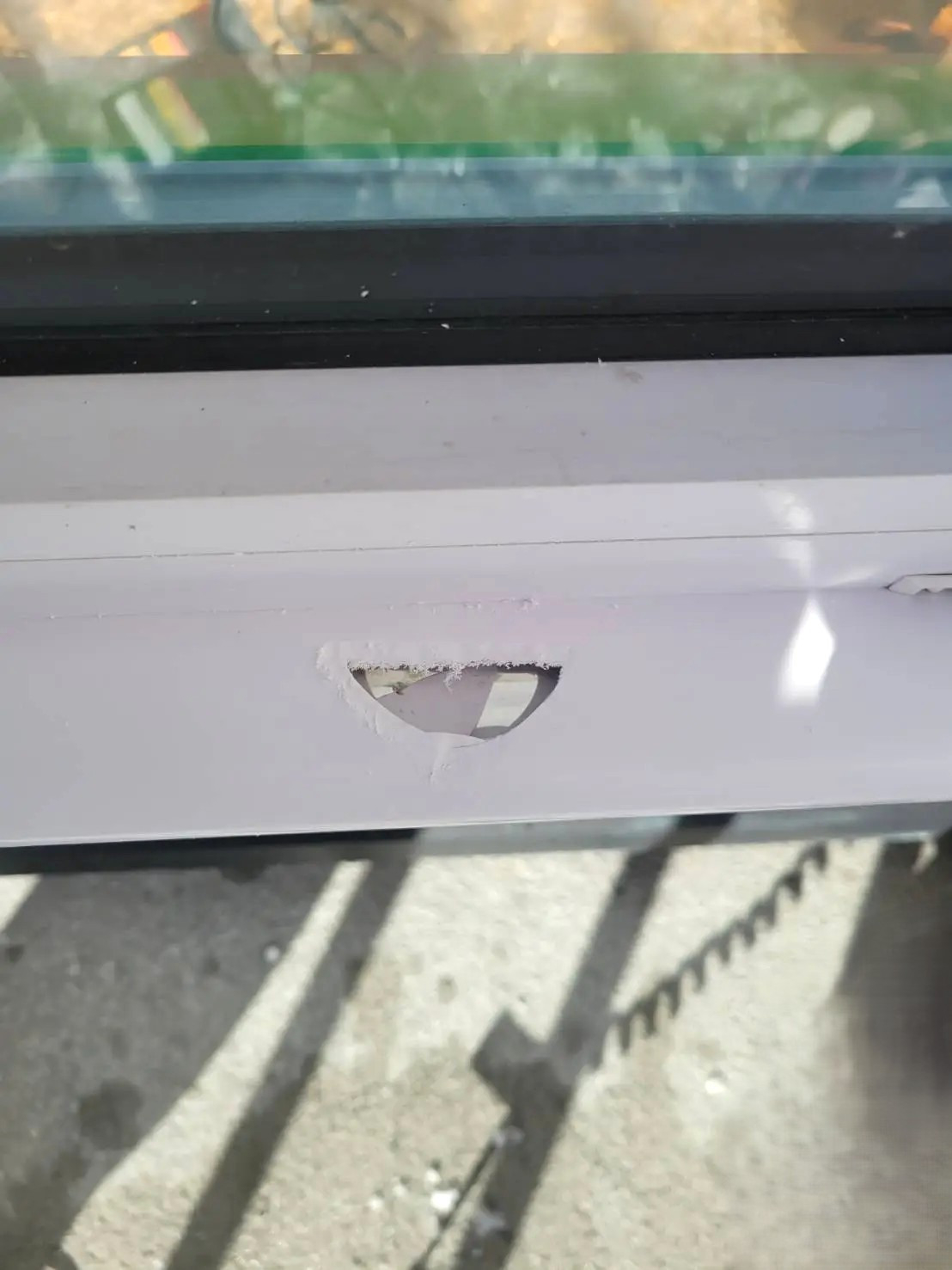 小玉硝子 千歳店の北海道胆振の樹脂サッシ補修の施工前の写真1