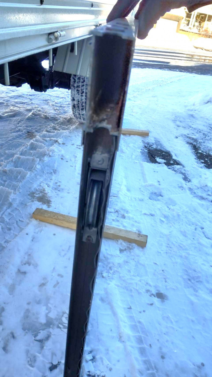 小玉硝子 千歳店の胆振エリアの窓トラブル解消！戸車交換で新品のような滑りの施工前の写真1