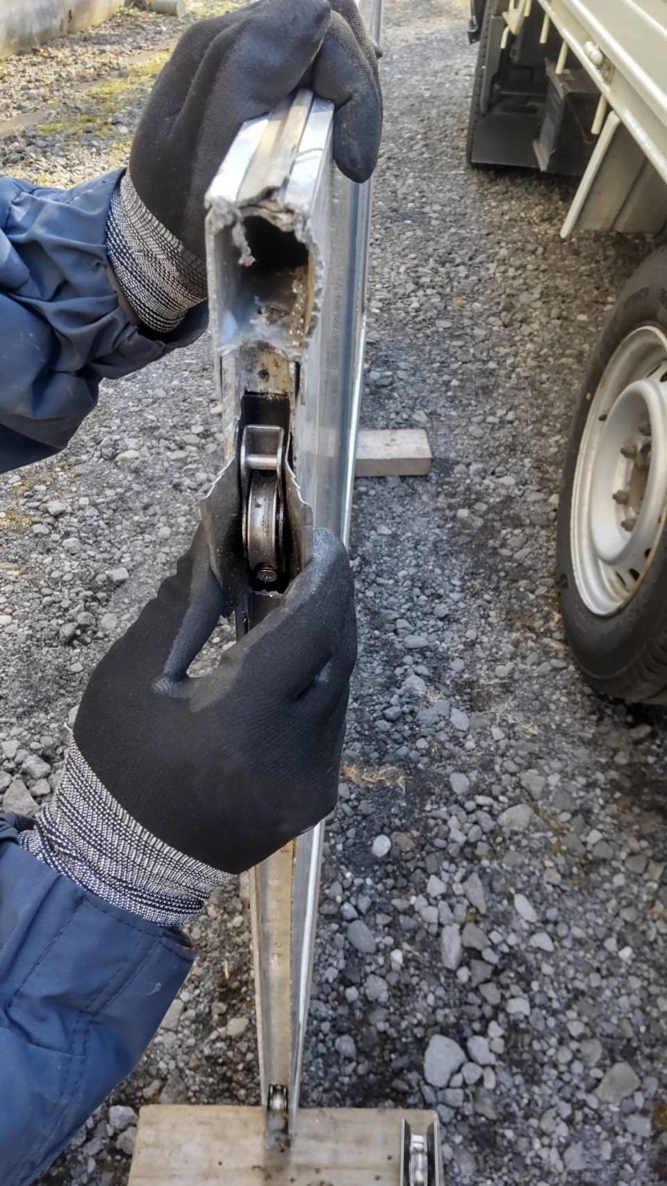 小玉硝子 千歳店の千歳でサッシ修理！戸車交換で滑り改善の施工後の写真1