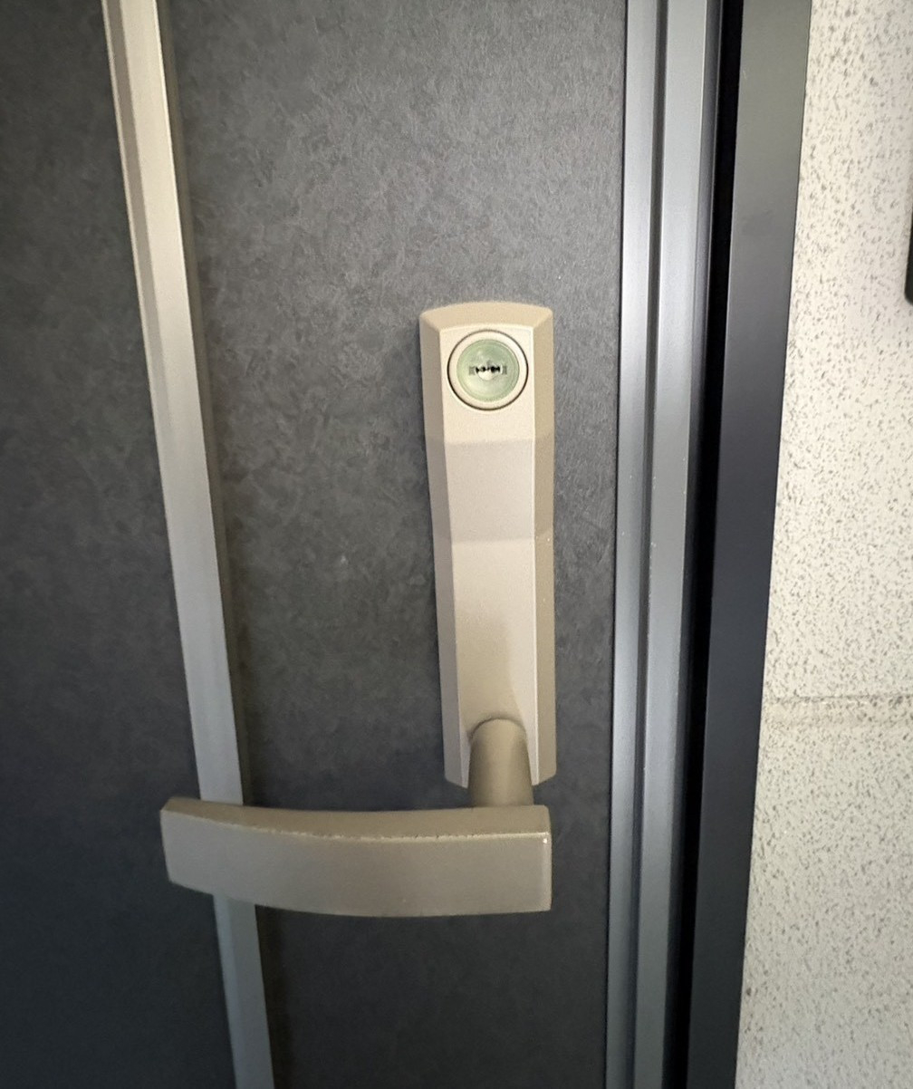 小玉硝子 千歳店の千歳のアパートドア鍵交換・防犯対策のコツの施工前の写真1