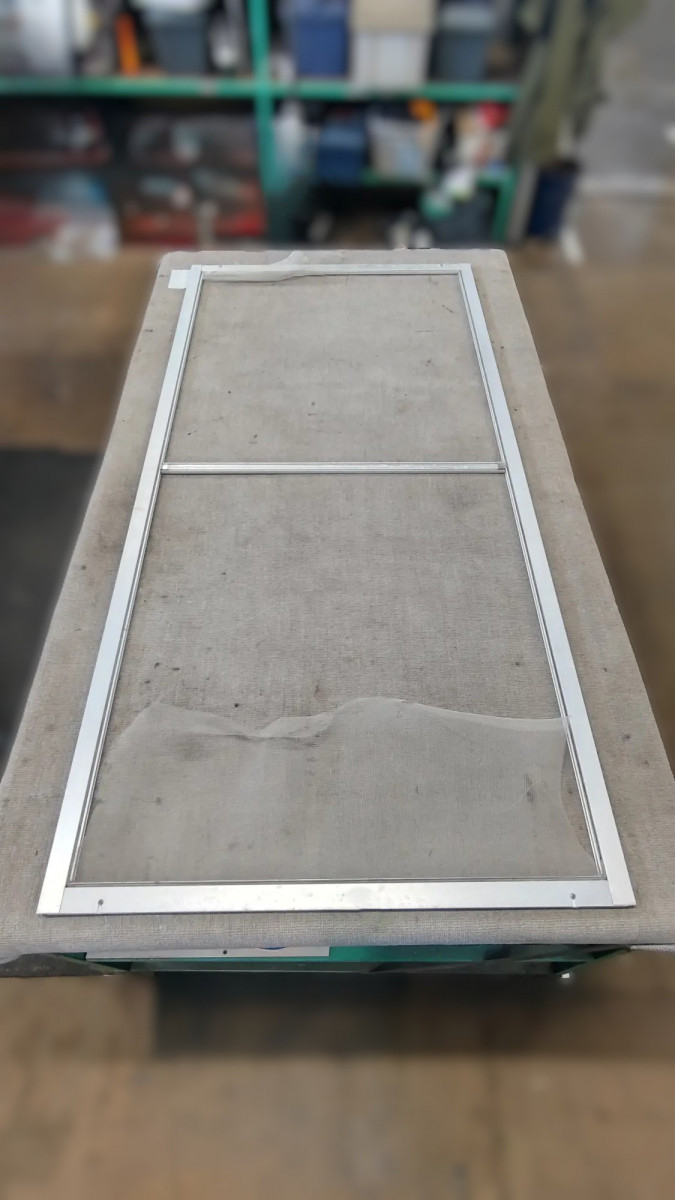 小玉硝子 千歳店の千歳市で網戸の張替え修理！破れを直して換気の施工前の写真1
