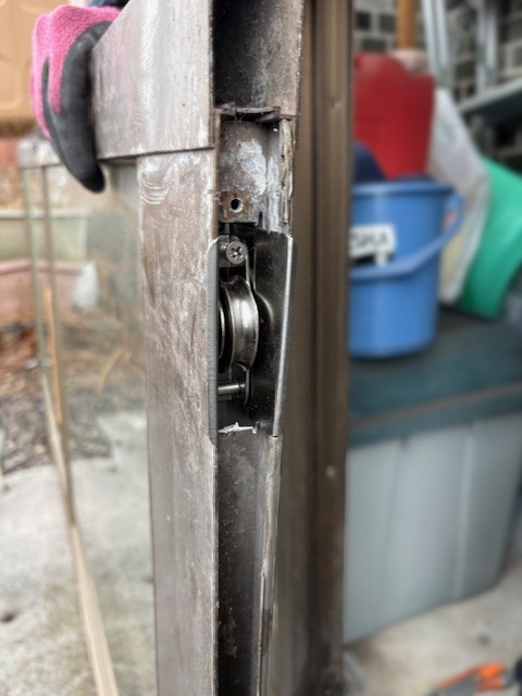 小玉硝子 千歳店の千歳・恵庭の引戸修理｜サビた戸車を交換して快適にの施工後の写真1