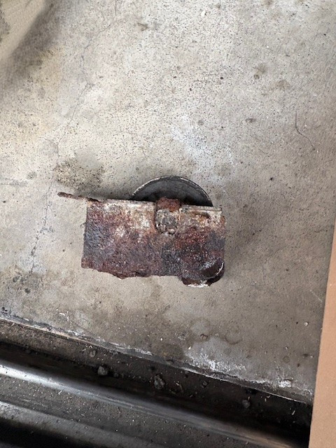 小玉硝子 千歳店の千歳・恵庭の引戸修理｜サビた戸車を交換して快適にの施工前の写真2