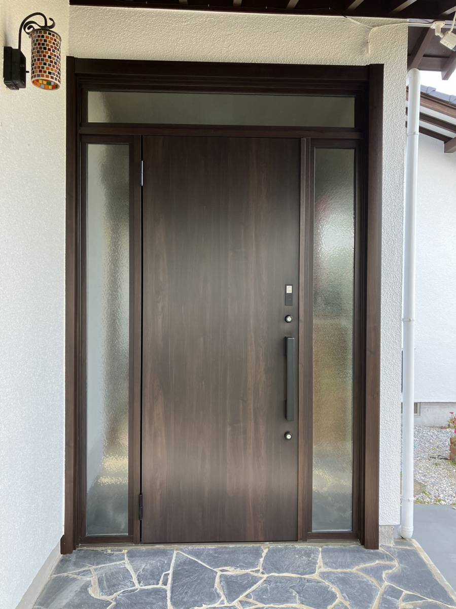 梅野硝子工業の木製の玄関引戸を玄関ドアにリフォーム（福岡市・リシェント）の施工後の写真1