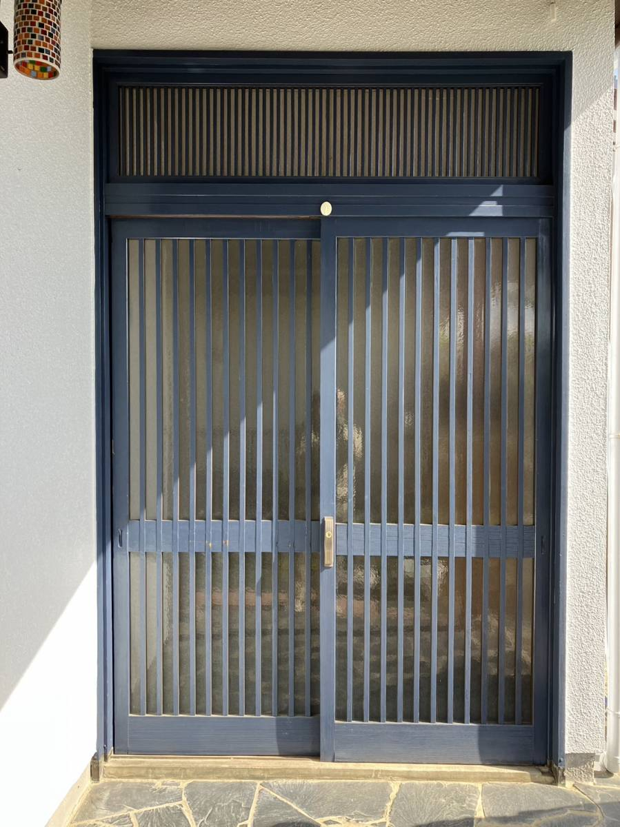 梅野硝子工業の木製の玄関引戸を玄関ドアにリフォーム（福岡市・リシェント）の施工前の写真1