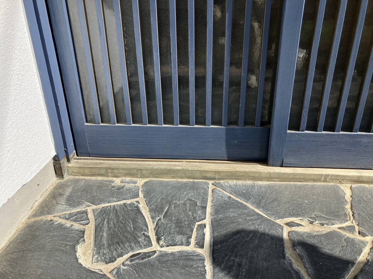 梅野硝子工業の木製の玄関引戸を玄関ドアにリフォーム（福岡市・リシェント）の施工前の写真2