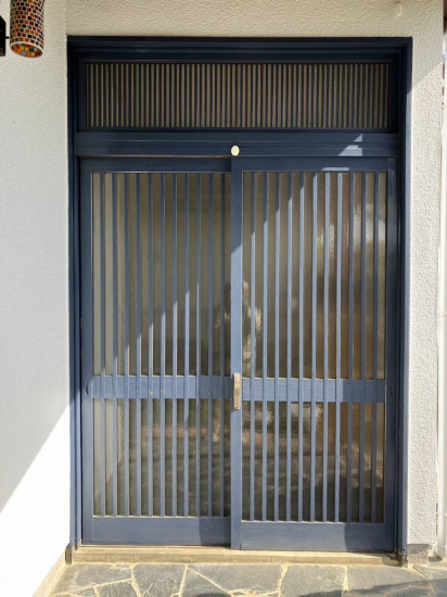 梅野硝子工業の木製の玄関引戸を玄関ドアにリフォーム（福岡市・リシェント）施工事例写真1