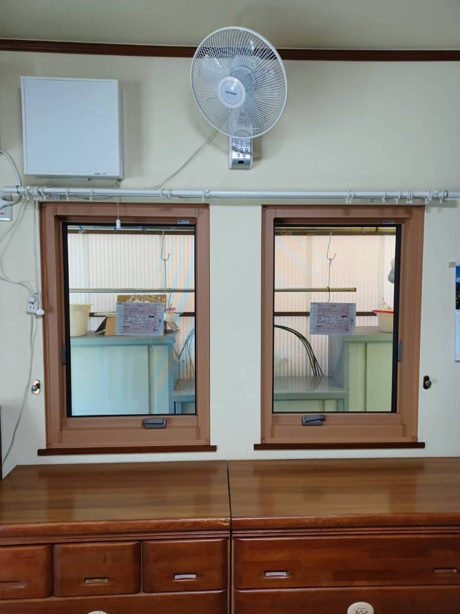 梅野硝子工業の窓をカバー工法商品を採用し1日で取替。断熱性もあがり、寒さも改善。隙間風もなくなり快適な窓。の施工後の写真1
