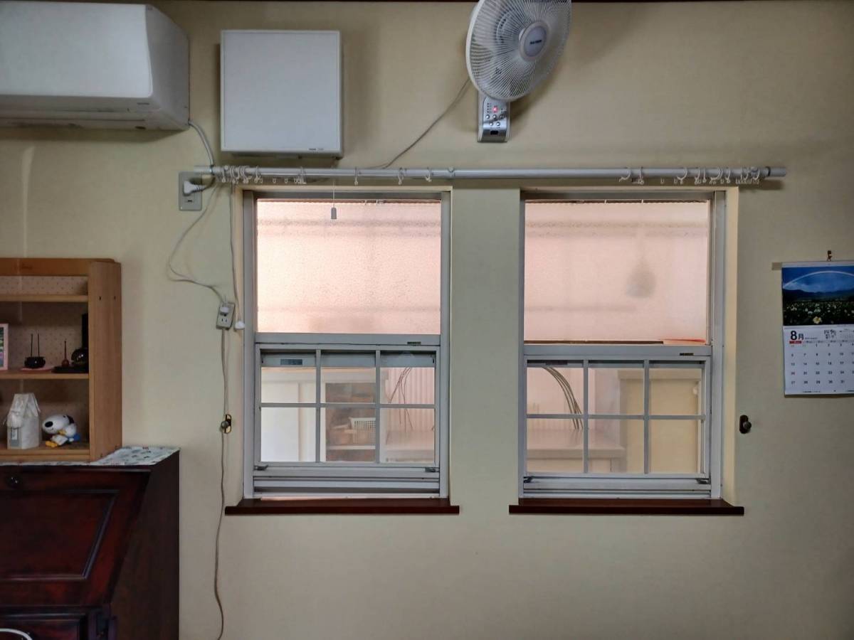 梅野硝子工業の窓をカバー工法商品を採用し1日で取替。断熱性もあがり、寒さも改善。隙間風もなくなり快適な窓。の施工前の写真1