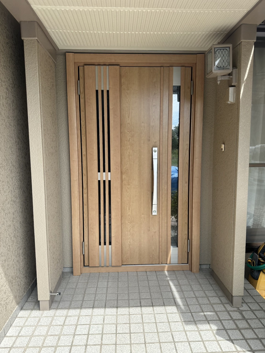 モリヤアルミの玄関交換でお家の雰囲気も大変化！の施工後の写真1