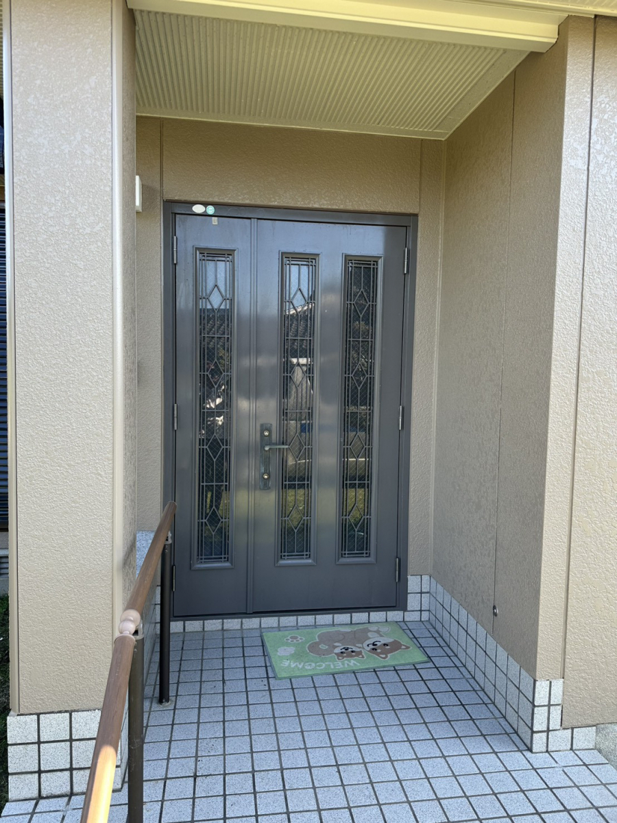 モリヤアルミのスマホやリモコンでラクラク施錠・解錠ができる玄関に交換の施工前の写真1