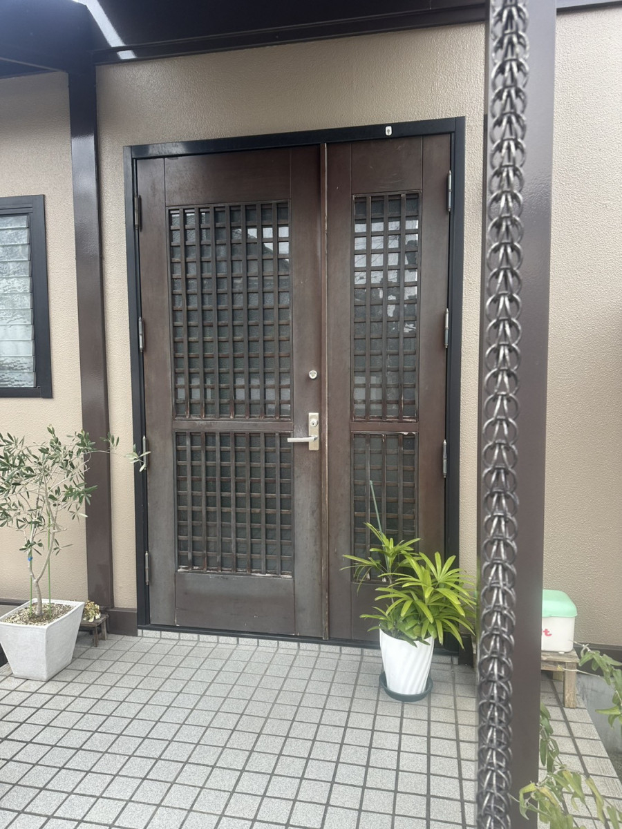 モリヤアルミの【熊本】古くなった玄関を交換｜リシェント玄関ドア施工例の施工前の写真1