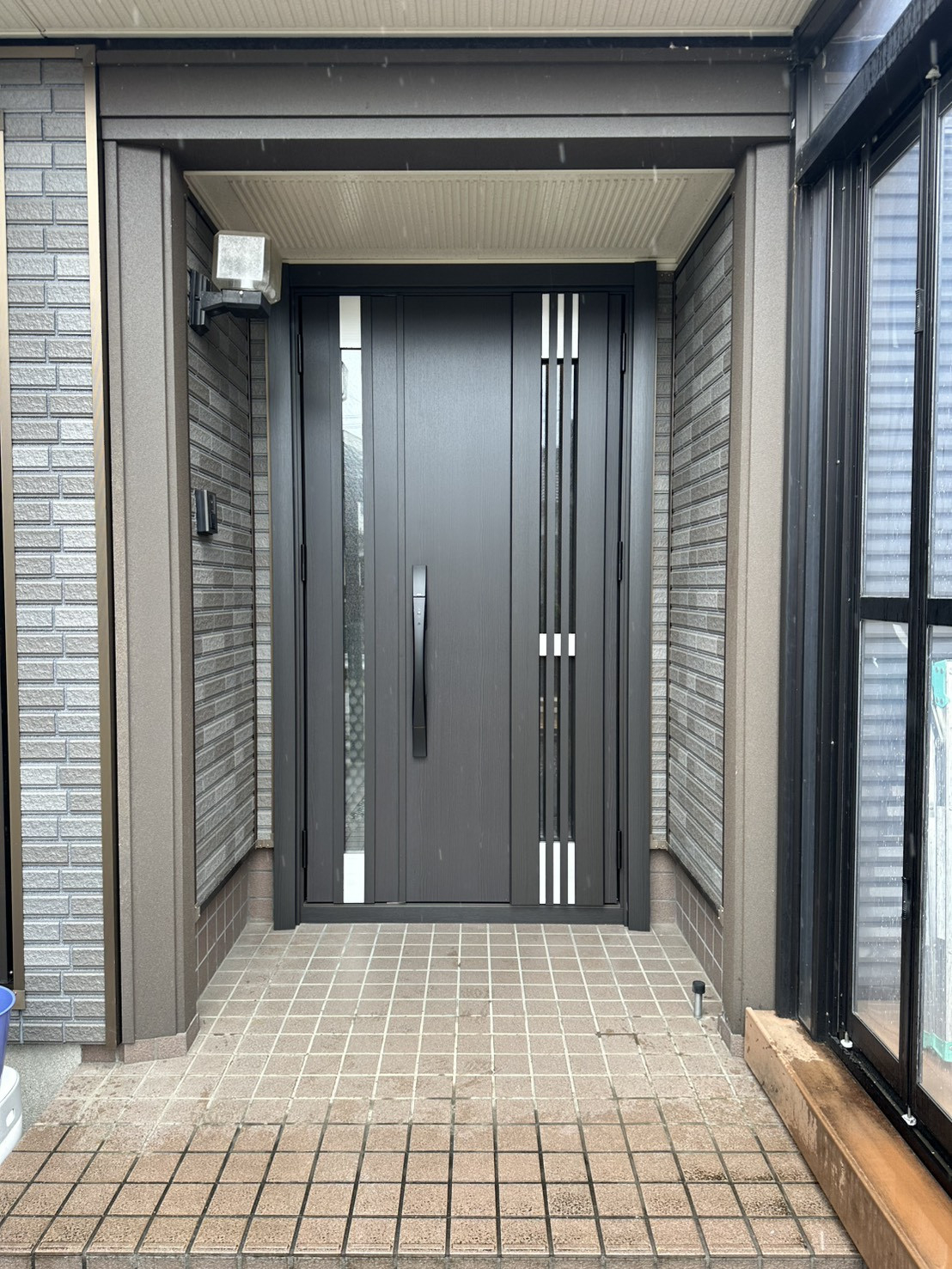 モリヤアルミの【熊本】玄関の印象を一新するドア交換リフォーム｜施工事例の施工後の写真1