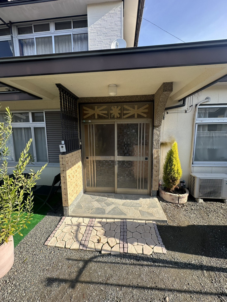 モリヤアルミの【熊本】玄関の印象を一新するドア交換リフォーム｜施工事例の施工前の写真1