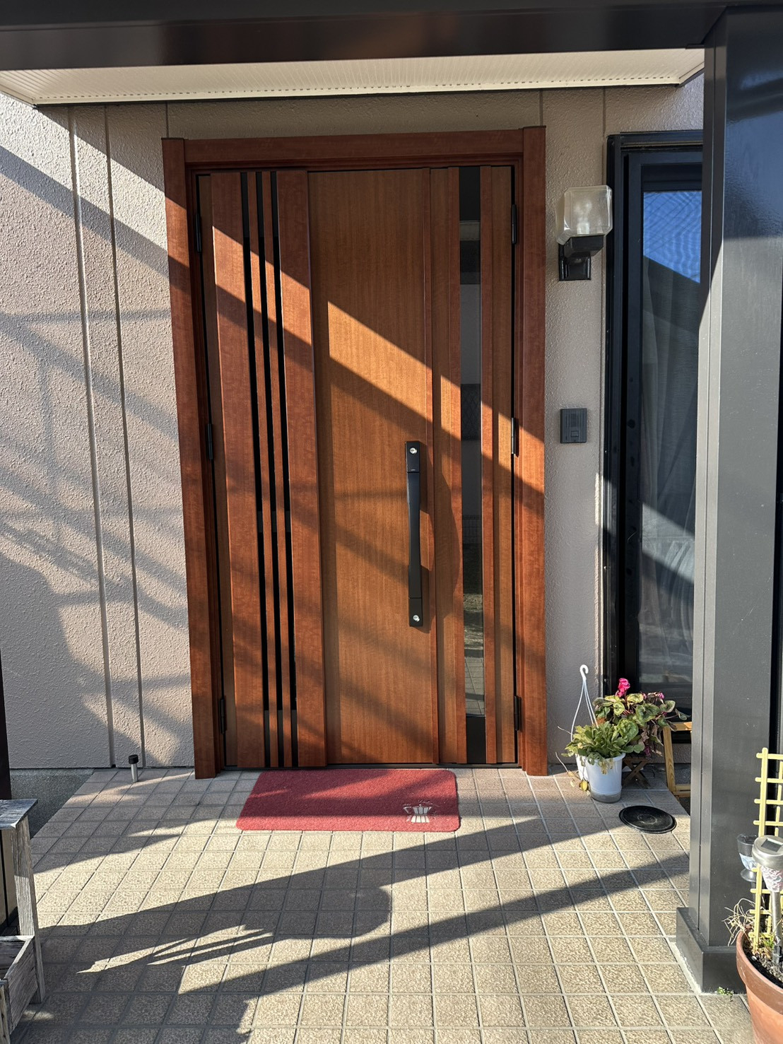 モリヤアルミの【熊本】経年劣化した玄関ドアを交換｜安心できる玄関リフォーム施工事例の施工後の写真1