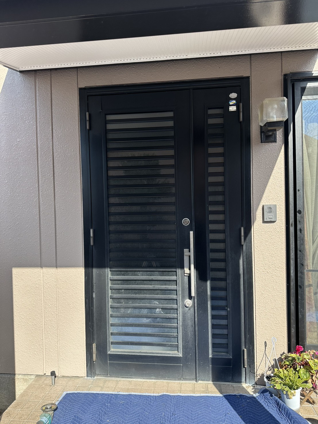 モリヤアルミの【熊本】経年劣化した玄関ドアを交換｜安心できる玄関リフォーム施工事例の施工前の写真1