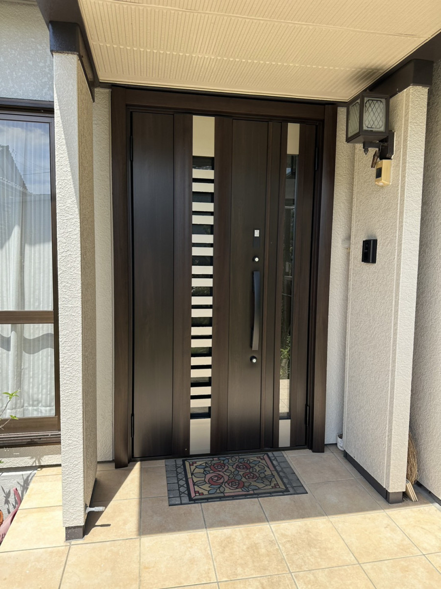 モリヤアルミの【熊本】鍵の開け閉めがラクに｜スマートキー対応玄関ドア交換施工事例｜モリヤアルミの施工後の写真1