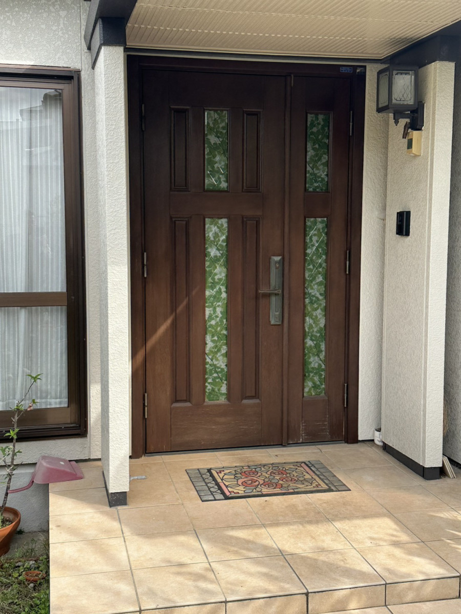 モリヤアルミの【熊本】鍵の開け閉めがラクに｜スマートキー対応玄関ドア交換施工事例｜モリヤアルミの施工前の写真1