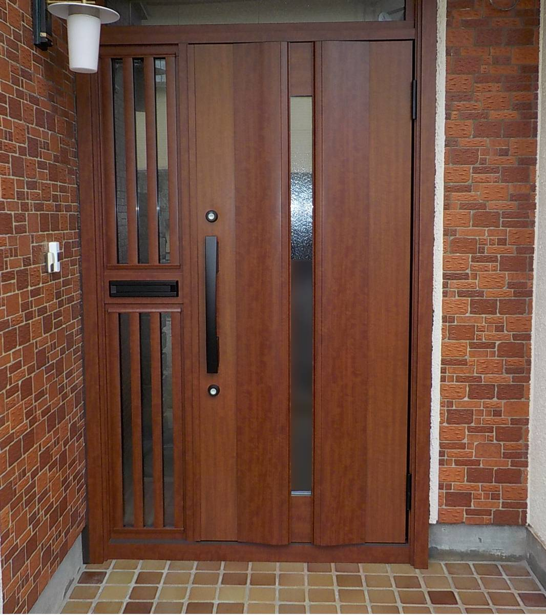 広井トーヨー住器の玄関ドア交換工事の施工後の写真1