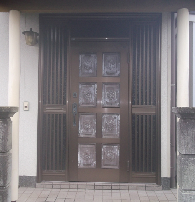 広井トーヨー住器の玄関ドア交換工事の施工前の写真1