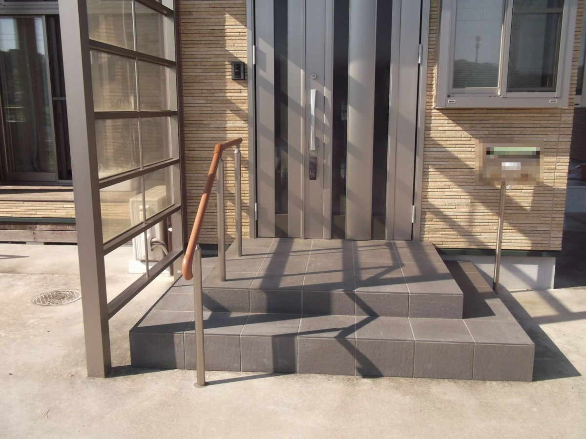 広井トーヨー住器の【2019年施工】玄関階段部に手すり設置の施工後の写真1