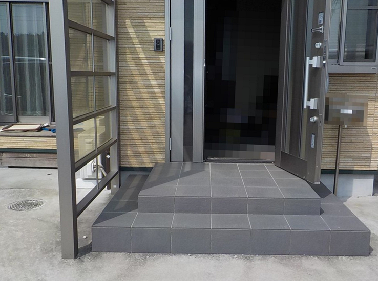 広井トーヨー住器の【2019年施工】玄関階段部に手すり設置の施工前の写真1