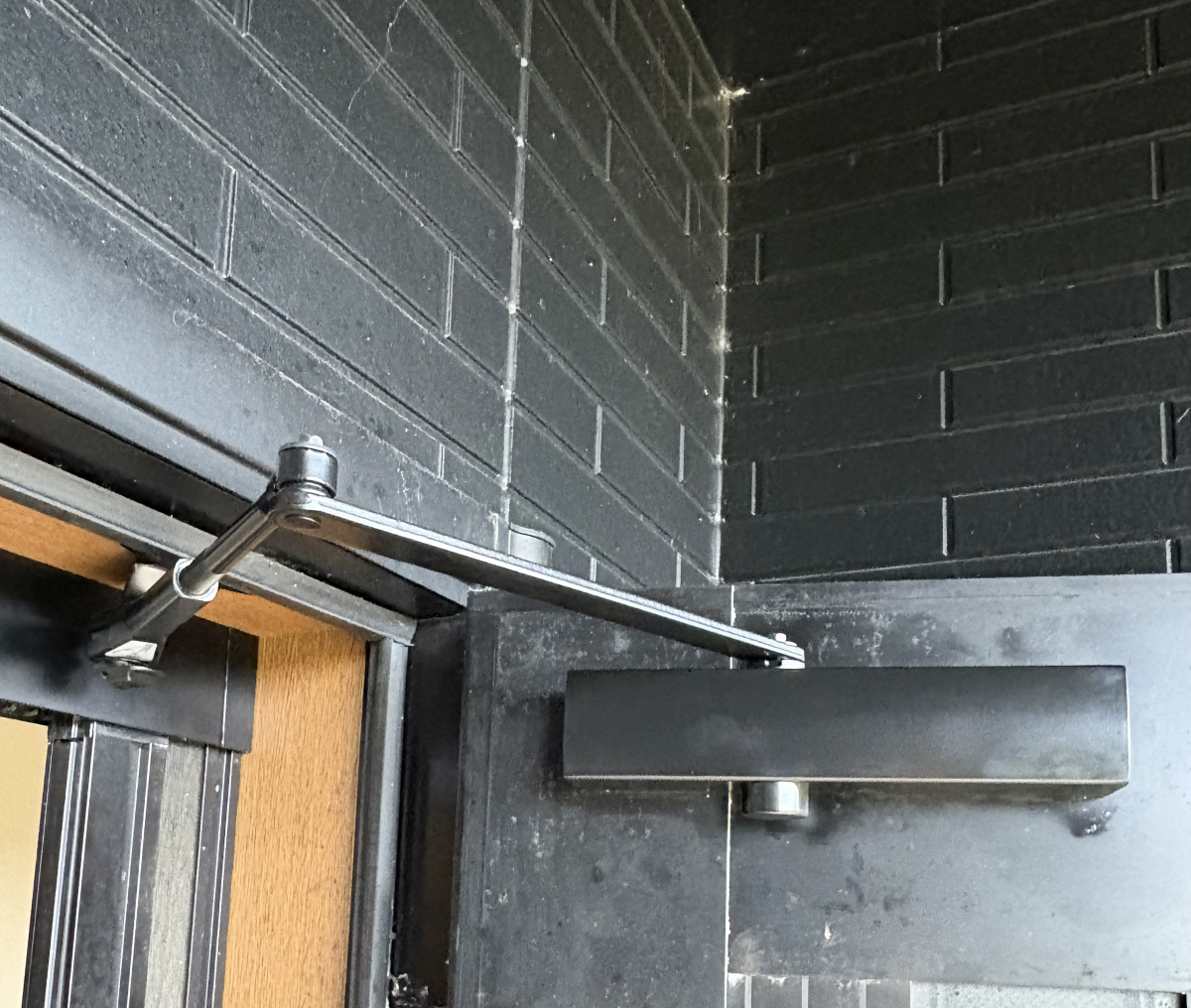 広井トーヨー住器の【館山市】　玄関ドア　ドアクローザー交換工事の施工後の写真1