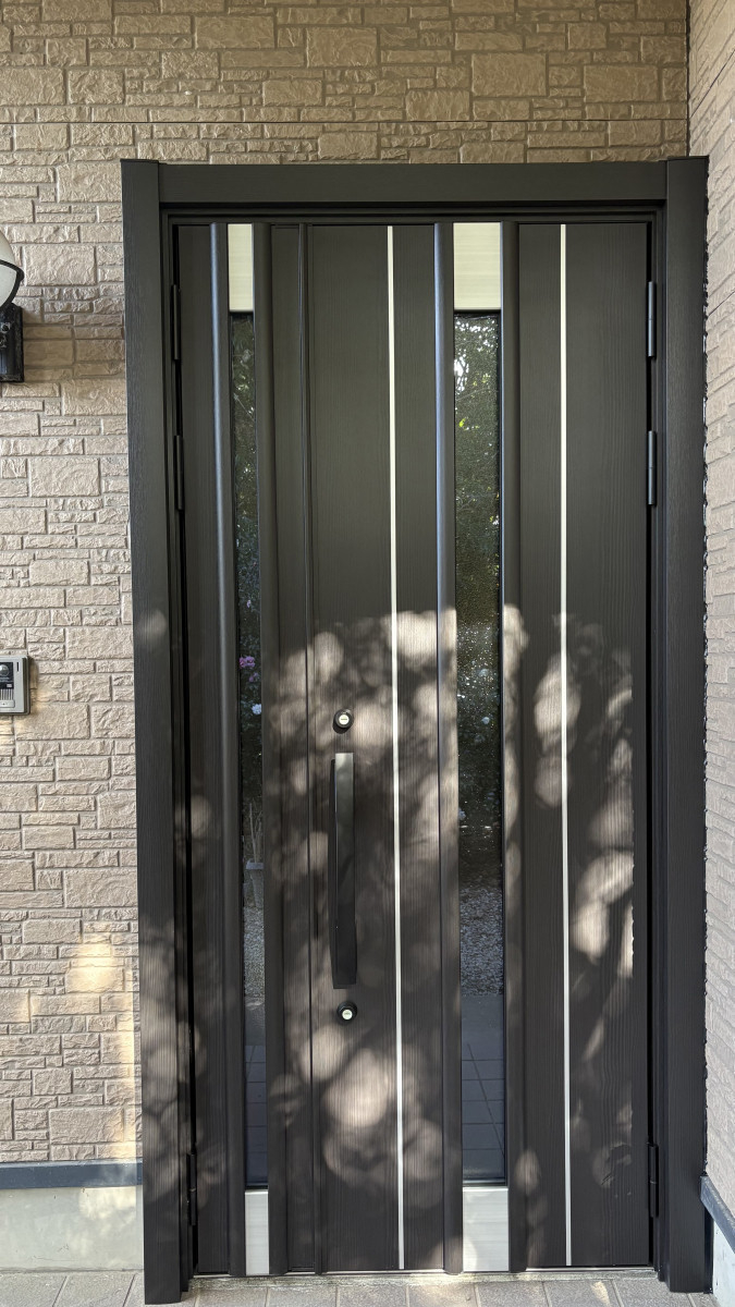広井トーヨー住器の【館山市】玄関リフォームで断熱・防犯性アップ！LIXILリシェント玄関ドア工事🚪の施工後の写真1