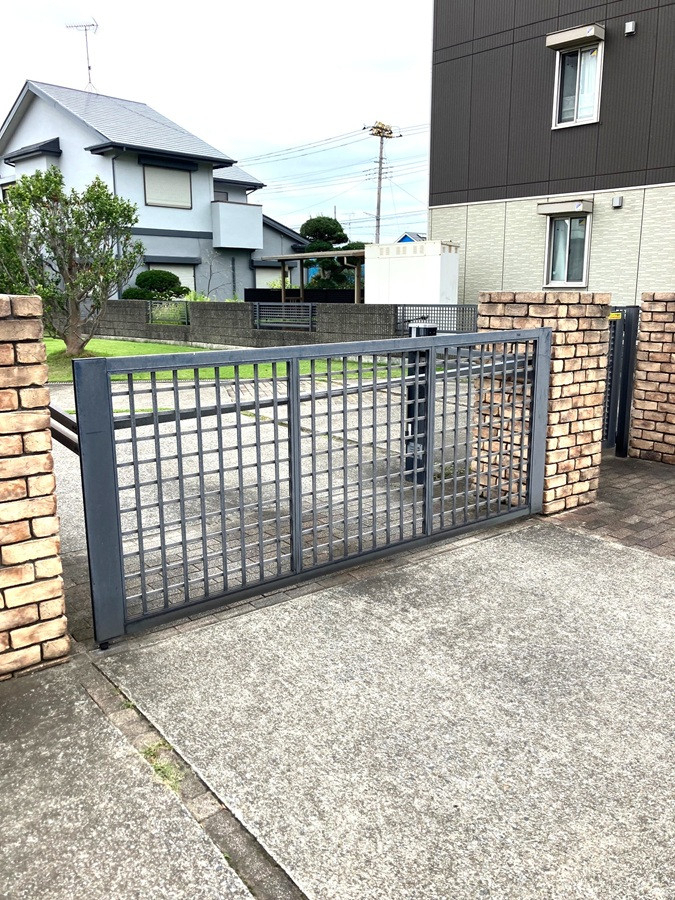 千葉南トーヨー住器のはねあげ門扉を新しくしましたの施工前の写真1