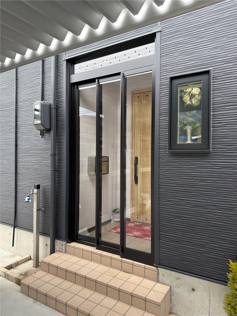 上越良い家創り応援隊の風除室取付工事の施工後の写真1