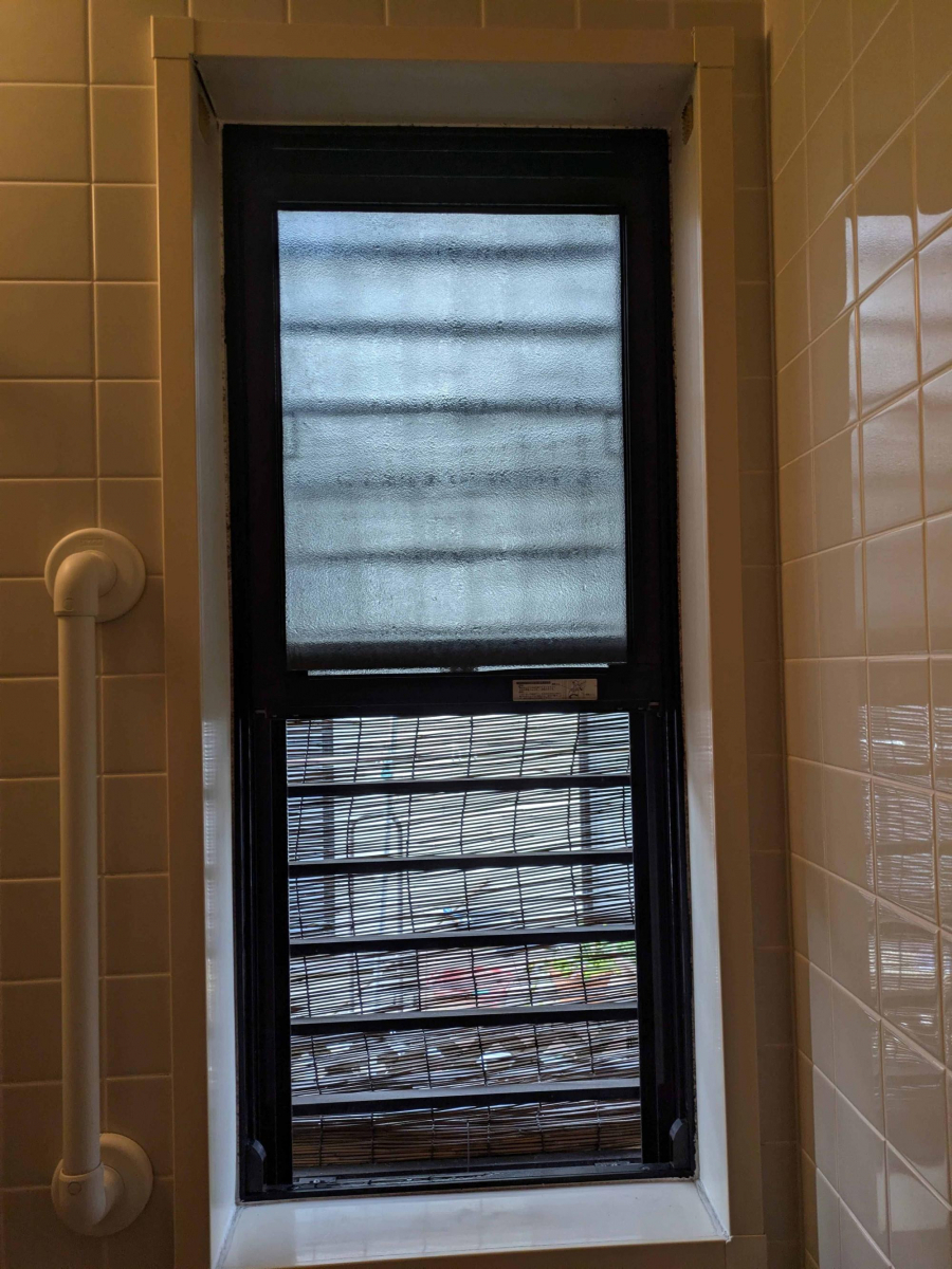 a i サービスの浴室上げ下げ窓の調子が悪いですの施工前の写真1