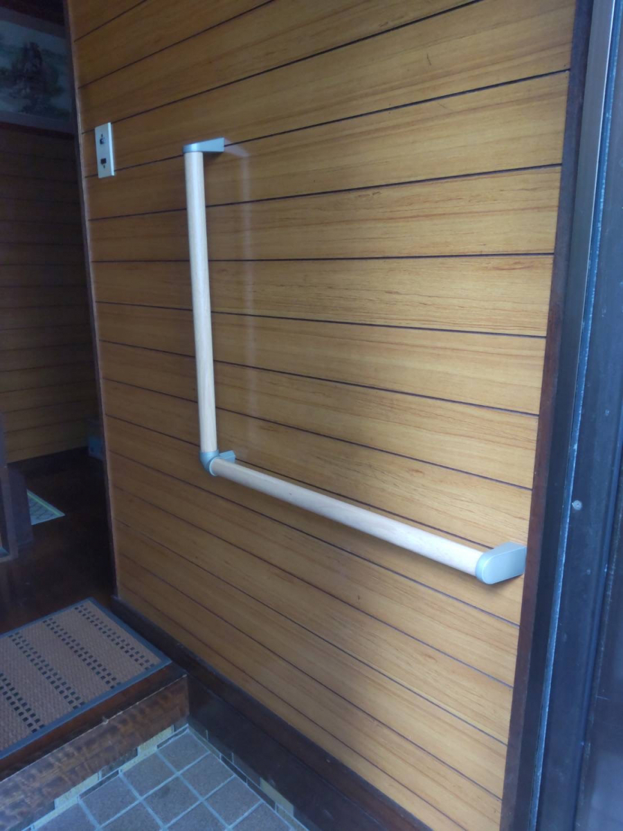 a i サービスの玄関まわりの移動を安全に！手すり設置で安心の出入りを実現の施工後の写真1