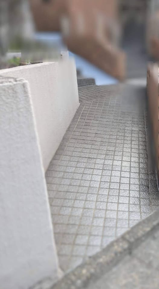 a i サービスの通路タイルの滑り止め塗装｜転倒防止の防滑施工【東海市】の施工後の写真1