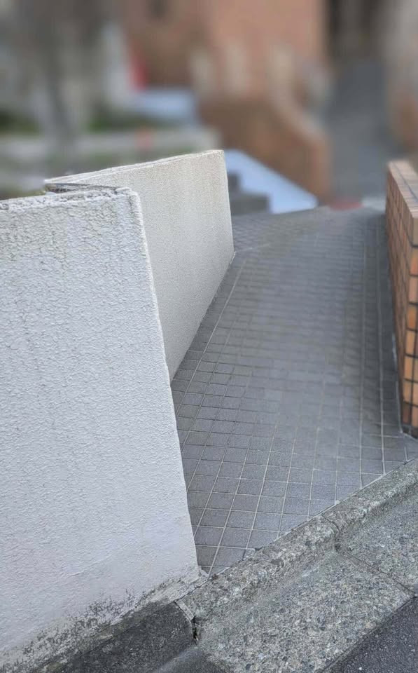 a i サービスの通路タイルの滑り止め塗装｜転倒防止の防滑施工【東海市】の施工前の写真1