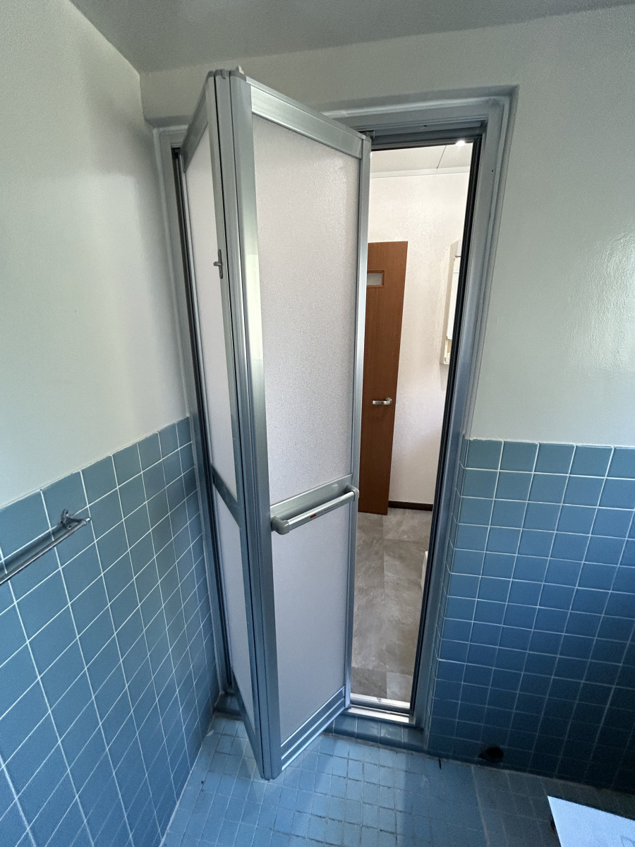 青山サッシ販売の浴室中折れ戸をカバー交換させて頂きました〜♪( ´▽｀)の施工後の写真3