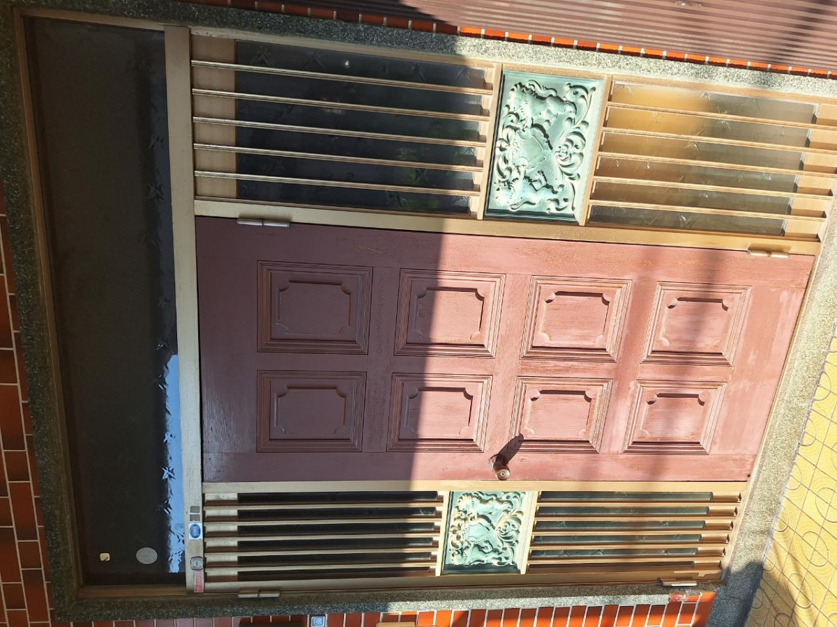 青山サッシ販売の窓+ドアをカバ-工事させていただきました～(*'▽')の施工前の写真2