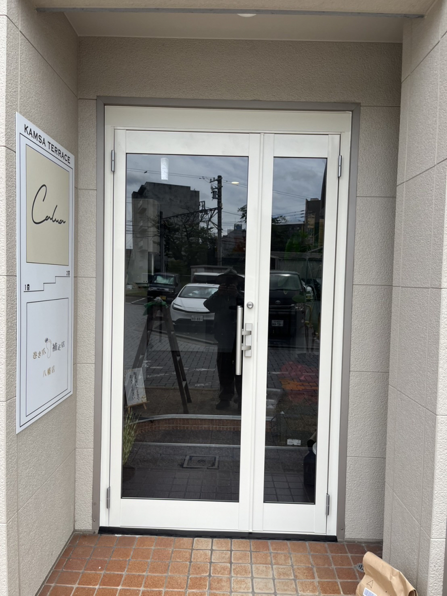 青山サッシ販売のお店の玄関ドアをリフォ-ムさせていただきました～～(*'▽')☆の施工後の写真2