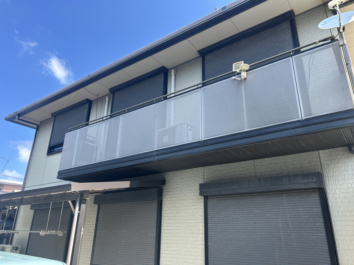 青山サッシ販売の今回電動の窓シャッタ-の交換のご依頼でした(*^^)vの施工前の写真2
