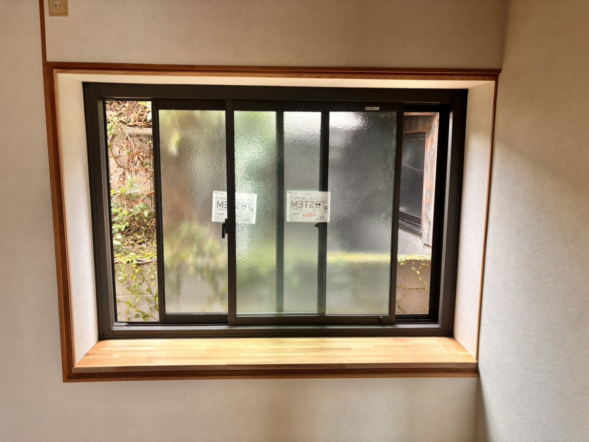 青山サッシ販売の古く寒い窓を断熱窓にカバ-工事(^-^;の施工後の写真1