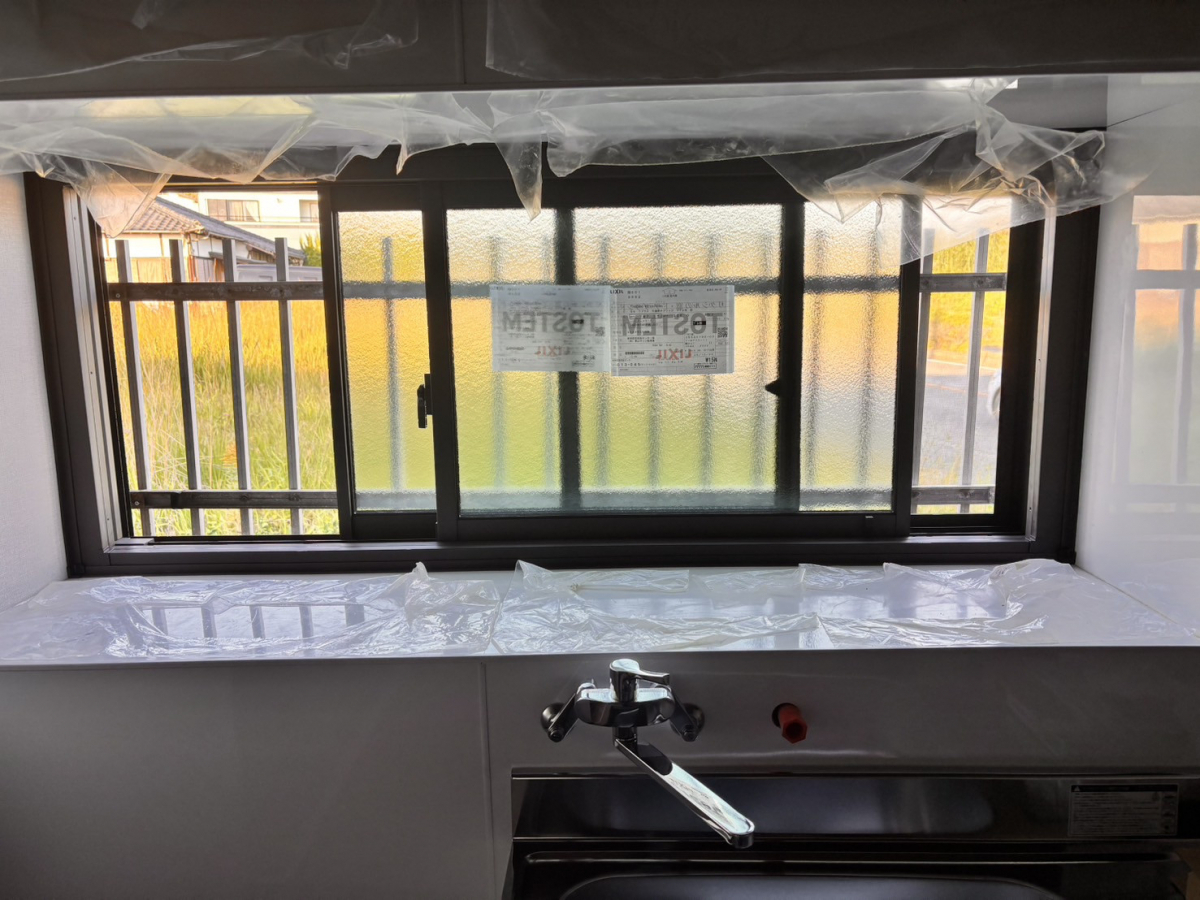 青山サッシ販売の古く寒い窓を断熱窓にカバ-工事(^-^;の施工後の写真2