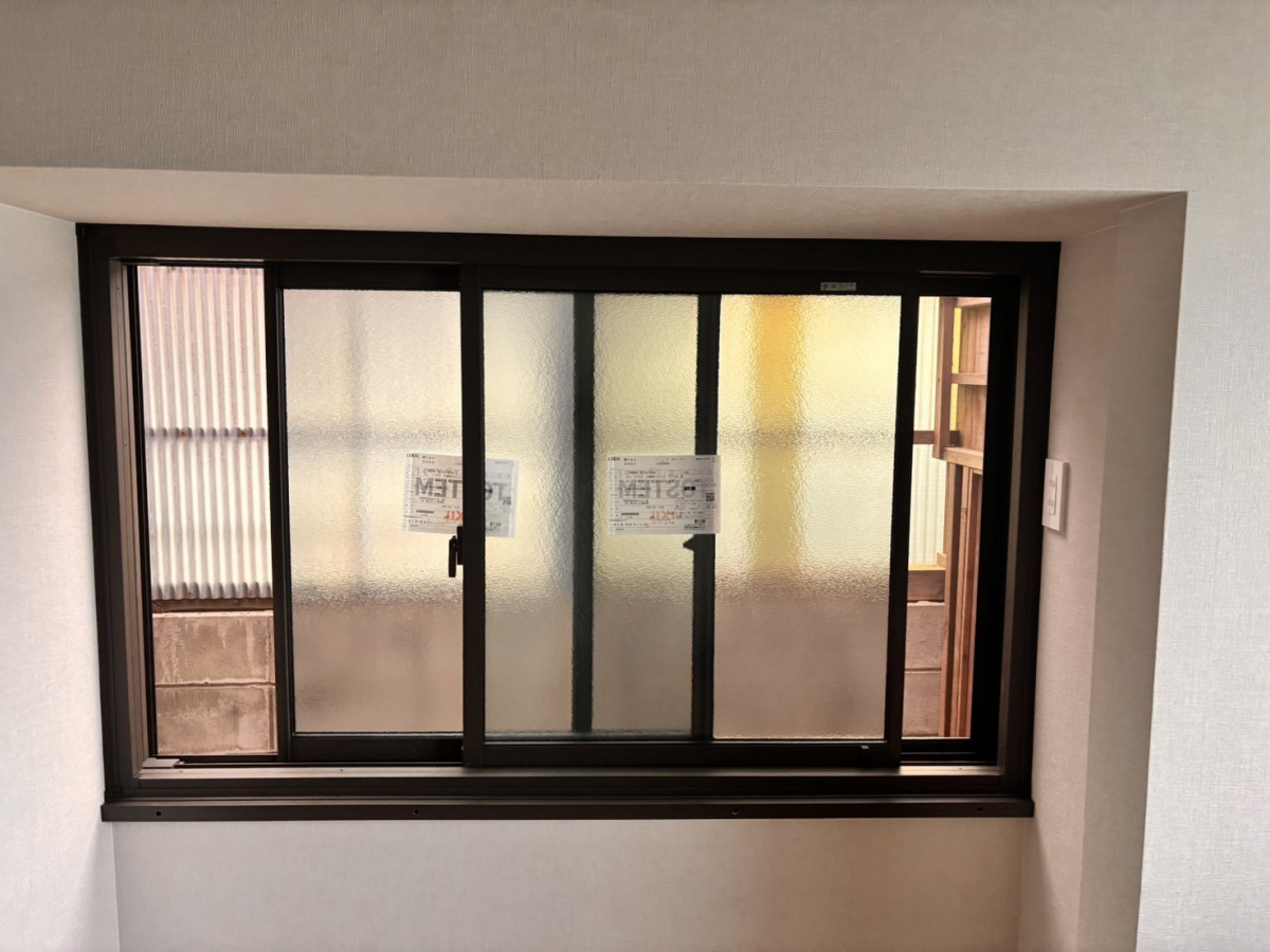 青山サッシ販売の古く寒い窓を断熱窓にカバ-工事(^-^;の施工後の写真3