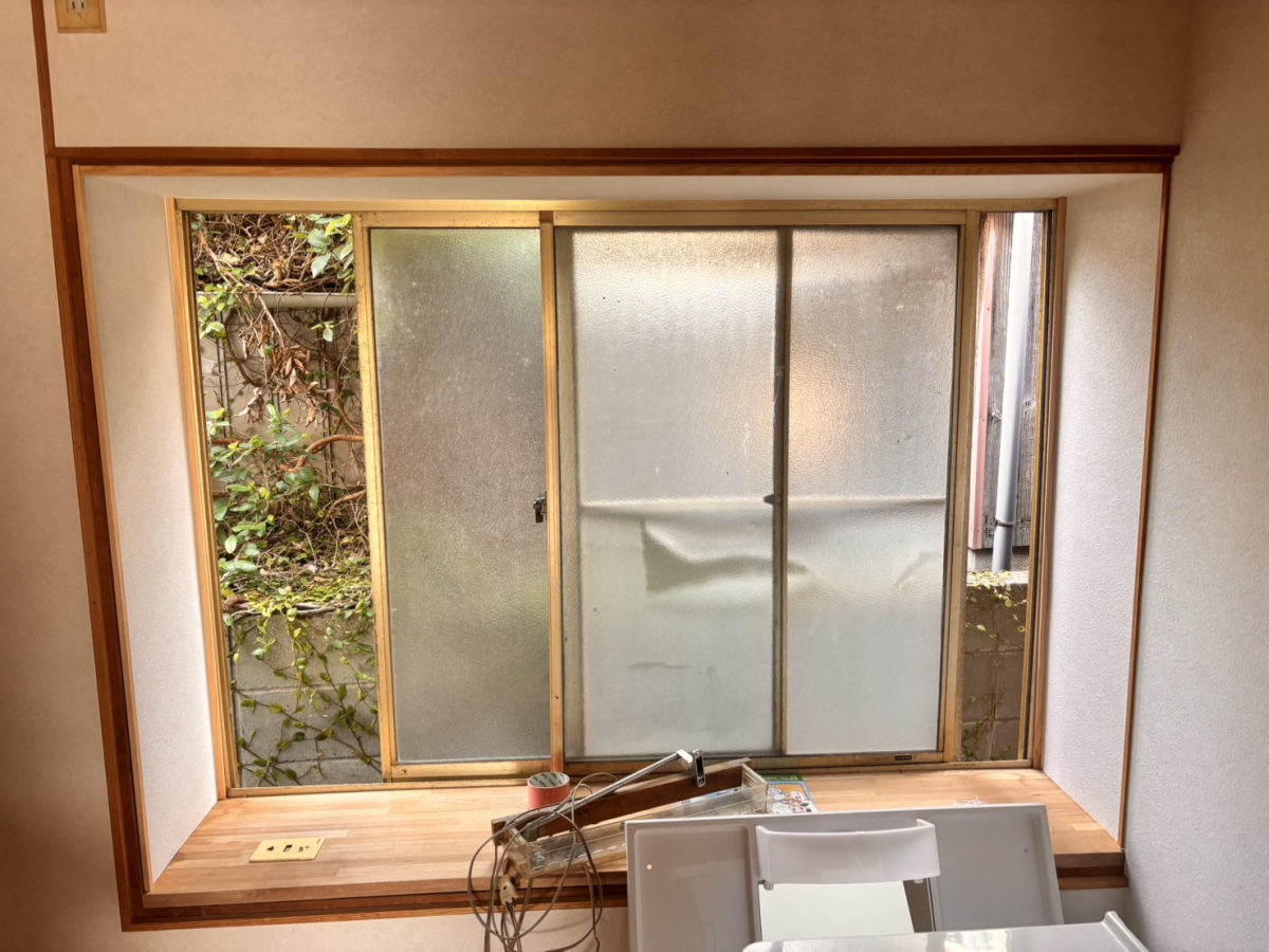 青山サッシ販売の古く寒い窓を断熱窓にカバ-工事(^-^;の施工前の写真1