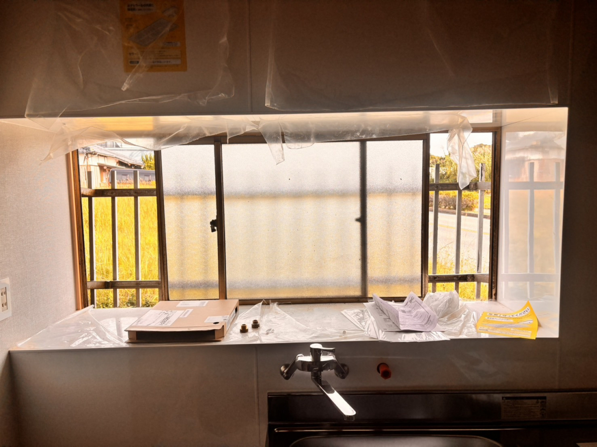 青山サッシ販売の古く寒い窓を断熱窓にカバ-工事(^-^;の施工前の写真2