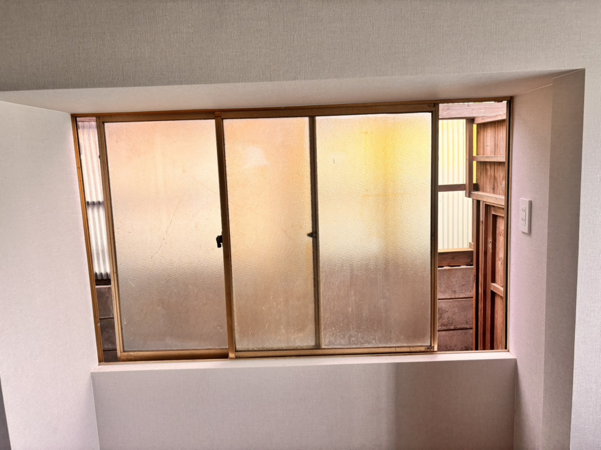 青山サッシ販売の古く寒い窓を断熱窓にカバ-工事(^-^;の施工前の写真3